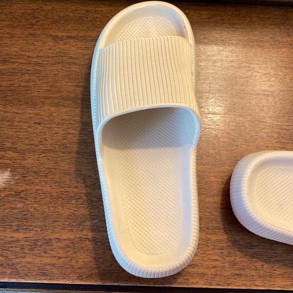 Tan slippers - Picture 3 of 4